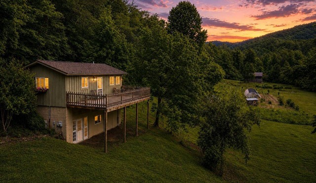 Romantic Mountain Cottage Near Boone in Purlear