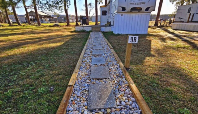 Romantic tiny getaway. Luxury RV, 3 miles to beach. 20 miles to Lejeune and Cherry Point