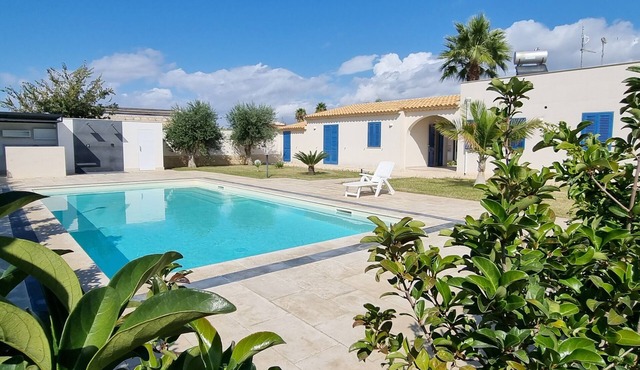 Romantic villa with pool, 5 minutes from the beach