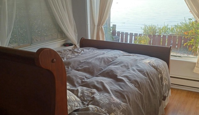 Romantic Waterfront apartment. Sunrises/Sunsets from Deck.
