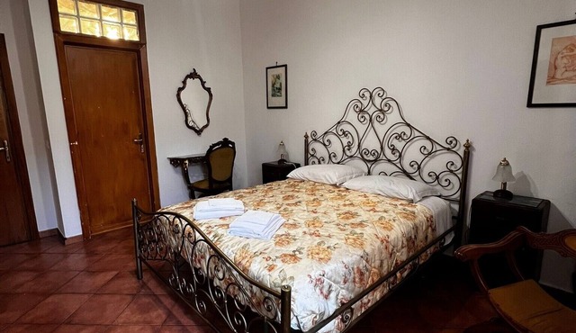 Room 'Matrimoniale Con Letto Singolo' with Shared Garden and Wi-Fi