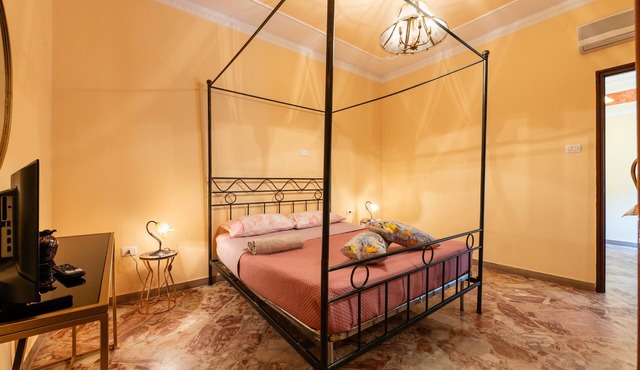 Room 'U Curtigliu - Camera Familiare' with Shared Terrace, Wi-Fi and Air Conditioning