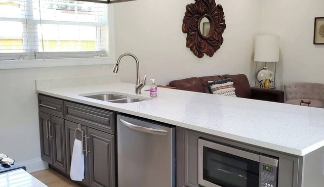 Ruby's Cottage/Close to Beaches & Downtown