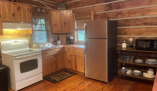 Rustic log cabin in beautiful Granite Falls