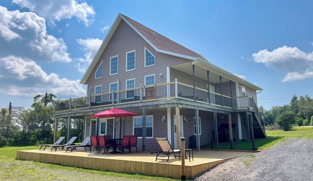 Rustico View Retreat- NEW rental, Perfectly located 4bdrm with wraparound deck