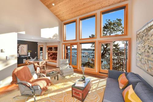 Salishan Tree House Suite by EMR Vacation Rentals