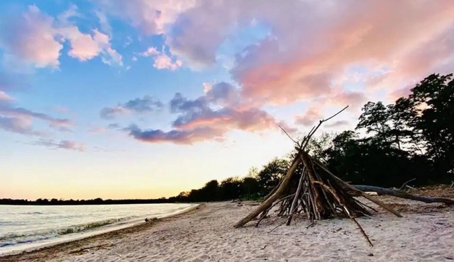 Sandy Beachfront Bliss ~ Erie Waterfront ~ Wifi ~ Firepit ~ BBQ