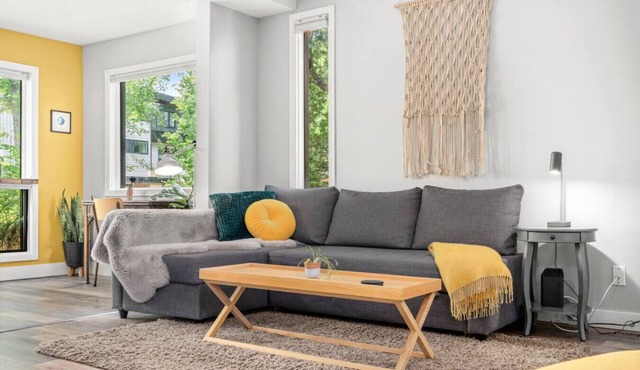 Scarlett Manor | Funky 1 BR Century Home-Near DT, C-train