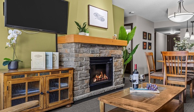 Scenic Mountain With Outdoor Hot Tub + 1 Bedroom + Den