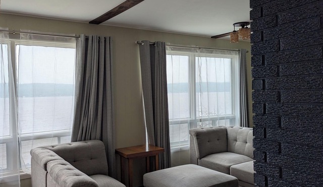 Scenic River Waterfront Cottage - Panoramic Views
