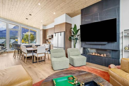 Scenic Views in a Luxurious Townhouse