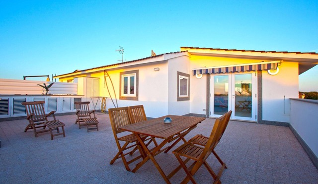 Sea view penthouse for 2-4 people, large equipped terrace