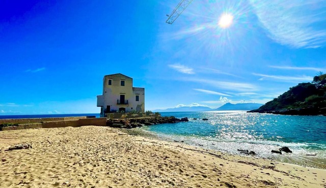 Seafront house Le Finestre Sul Mare with balcony