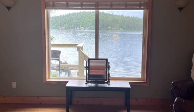 Secluded Lakefront Cottage in the Cariboo Pet-friendly