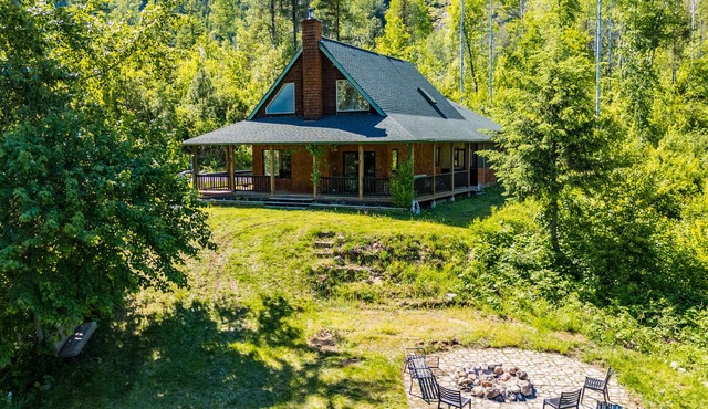 Secluded Retreat near Nelson & Castlegar with Fire Pit, 3 mins from the Beach!
