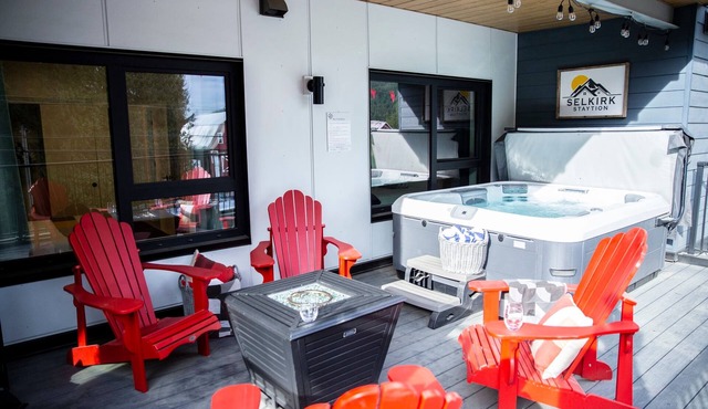 Selkirk Staytion - Stylish Condo with Hot Tub