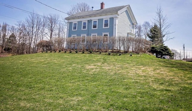 Serena & Peaceful Heritage House in Historic Amherst, Nova Scotia with big yard.