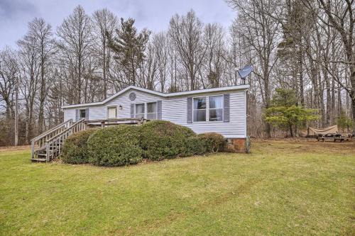 Serene Home: 2 Decks, 3 Mi to Blue Ridge Pkwy