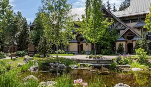 Serene Mountain Retreat w/Private Hot Tub. Steps to Village and Lifts. Sleeps 5