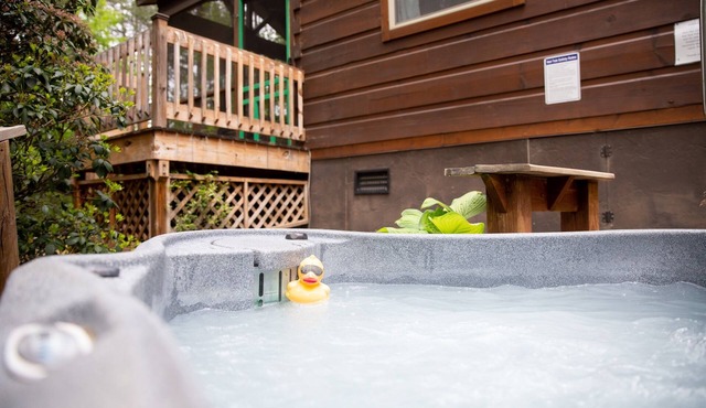 Serenity Ridge Cabin F: Couple's Vacay + Hot Tub