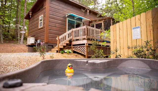 Serenity Ridge Cabin A: Couple's Getaway + Hot Tub