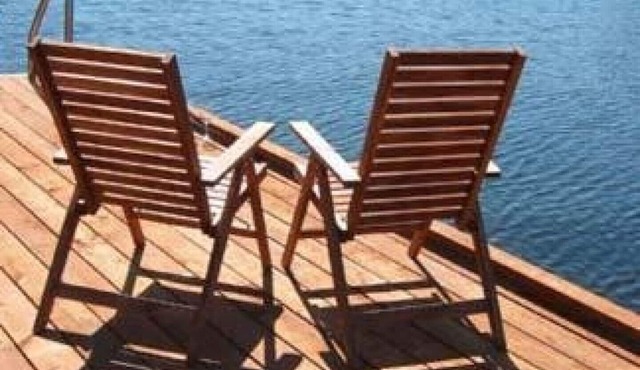 Shawnigan Lake Cottage with GORGEOUS LAKE VIEWS!