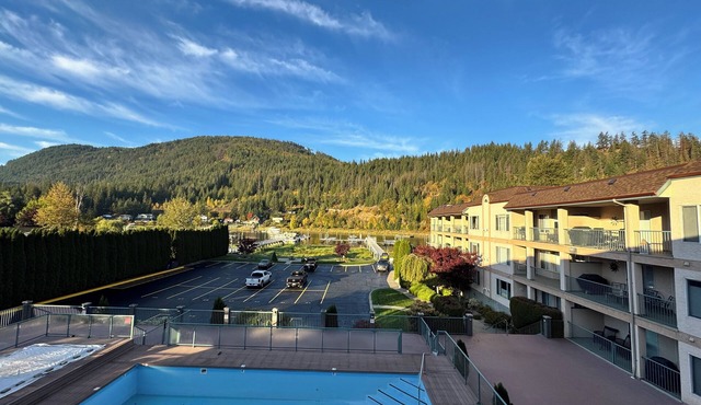 Sicamous - Spacious canal front condo with boat slip