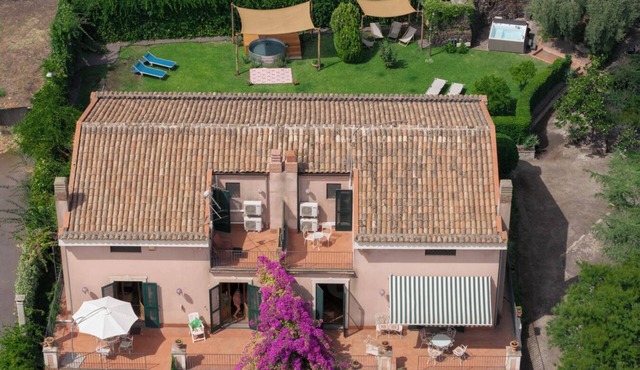Sicilian experience between sea and Etna in traditional style family villa