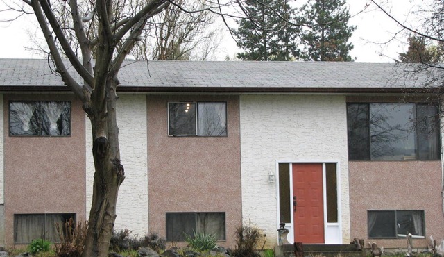 Ski 3 of BC's top mountains from 1 location while staying a lovely 3 bedroom house!