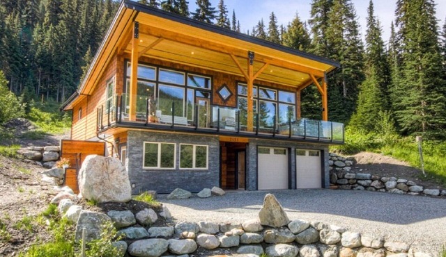 "Ski in-Shuttle out" Altitude Chalet, Hot Tub, Mtn Views, close to village,