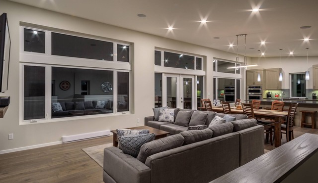SKI-IN/SKI-OUT. Just built, 4 bedroom, 3.5 bathroom modern Town home, sleeps 12