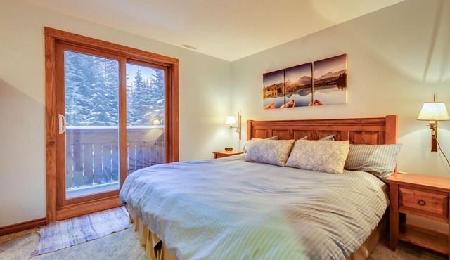 Ski in Townhouse steps from the Village and Ski Runs