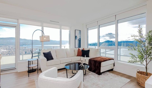 Skyfall 3 Bed 1 Den Lakeview Amenity Rich 30 Floor