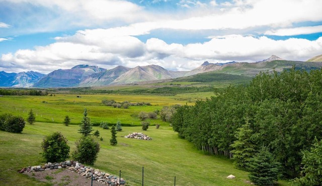 Sleeps 16- 5 mins from Waterton Entrance WCV -A&B