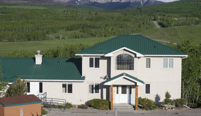 Sleeps 32 - 5 mins. from Waterton - Whole House