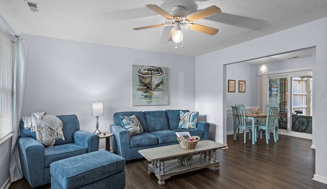 Sleeps 5! 2 BR, 2.5BA Townhome-Walk to Beach & Dining – Your Escape Awaits!