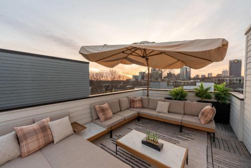 Sleeps 8 - Rooftop Deck - Prime Location