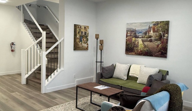 Slice of Heaven - Near Spruce Meadows - 2 Car Garage Central AC avail -Sleeps 8
