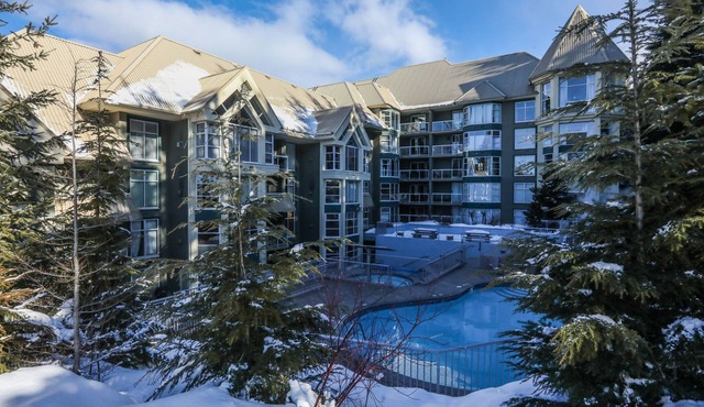 Slopeside Ski In/Out, corner unit, forest view | Pool & Hot Tub, great for families | Calling in NA
