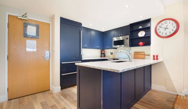 Slopeside ski in/out stylish 2BR/2BA HotTub & Pool