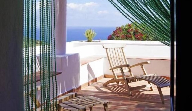 Small dammuso with shared pool and what a view!
