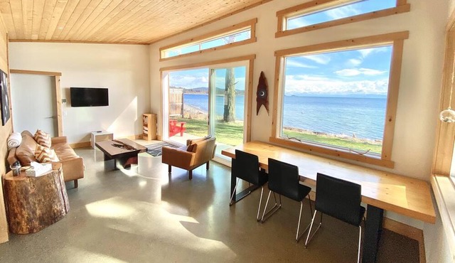 Sooke Oceanfront with hot tub and King bed!