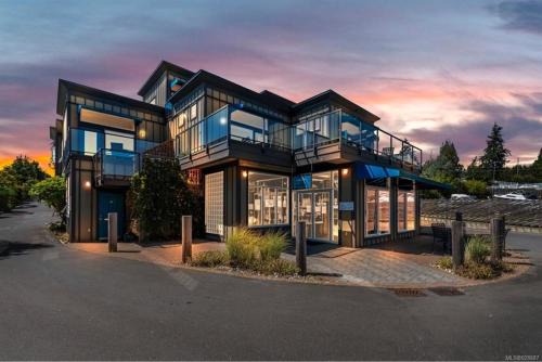 Sooke Oceanview Penthouse - Family Friendly