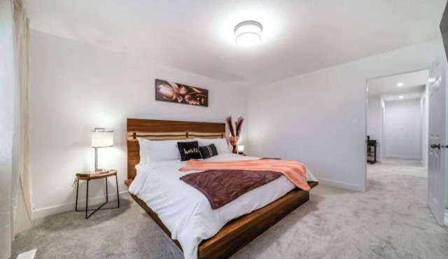 Soothing 3BDRM-King house near ice rink and golf course with WiFi in Stony Plain