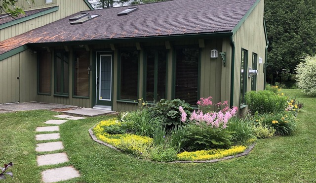 Sous les Thuyas Cottage, 5 minutes from the Mont-Orford ski center