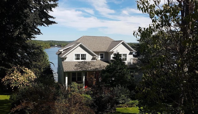 Spacious family-friendly oceanfront house, minutes from all amenities.
