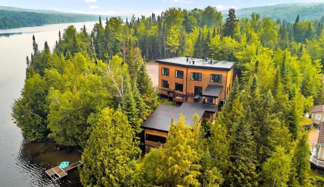 Spa & Private Beach - The Lazy Bear Lake House