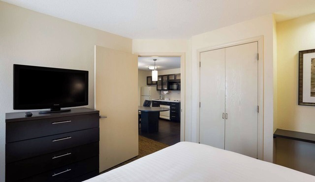 Spacious 1BR Suite | 2 Queens & Kitchen | Parking Included