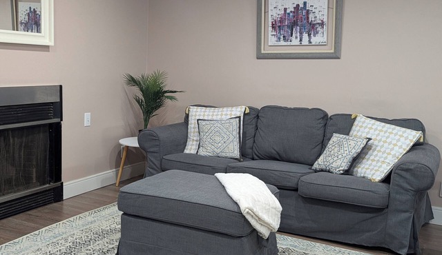 Spacious 2-bedroom suite minutes from Montreal attractions