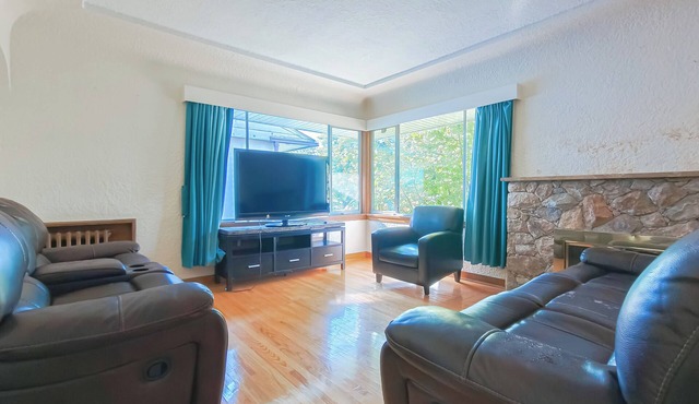 Spacious 3 BDR House @ South Van